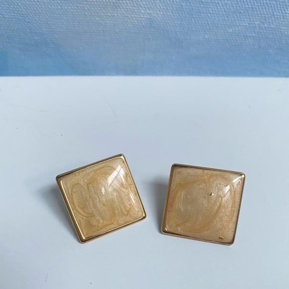 Vintage 80s Gold Tone Rouge Pearl Powder Square Stud Enamel Earrings - Picture 1 of 3